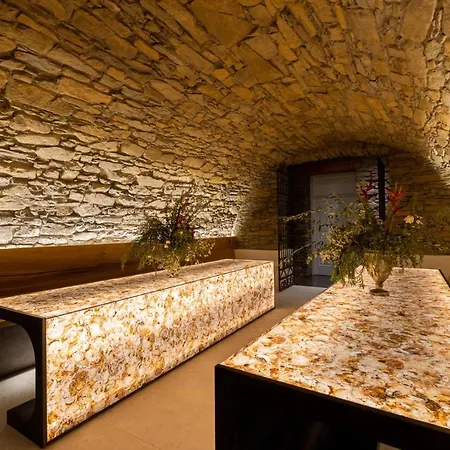 Nello's, Di Pregio Con Villa