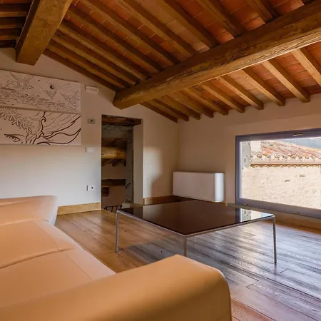 Nello's, Di Pregio Con Villa *