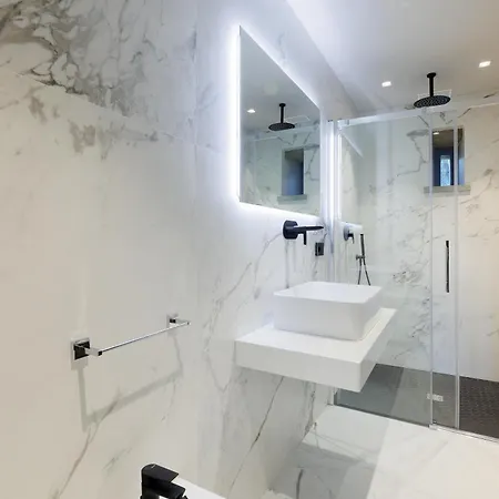 Nello's, Di Pregio Con Villa