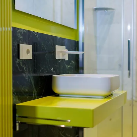 Nello's, Di Pregio Con Villa *